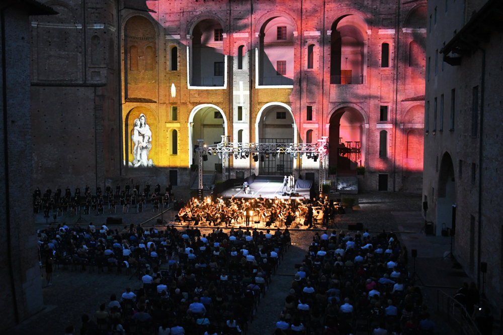 Spettacolo con orchestra e pubblico cortile Palazzo Farnese