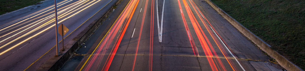 Tracce di luci auto su strada di notte