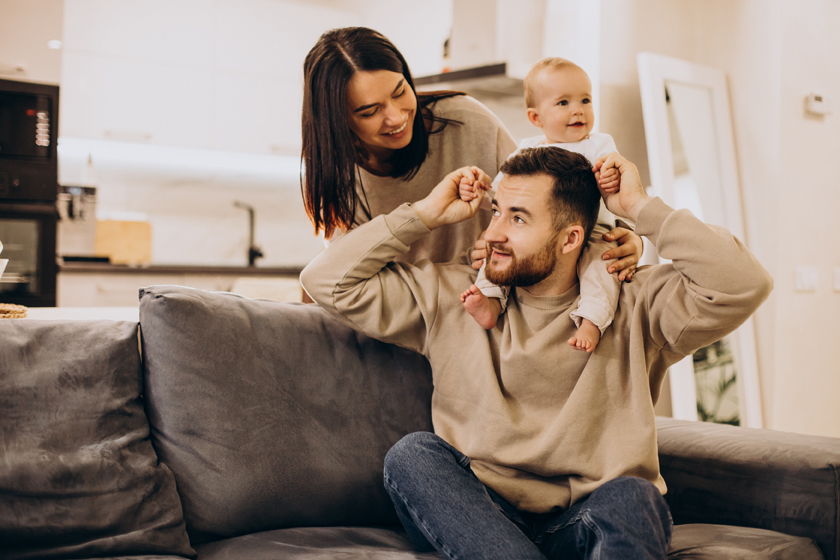 Padre, madre e neonato sorridenti