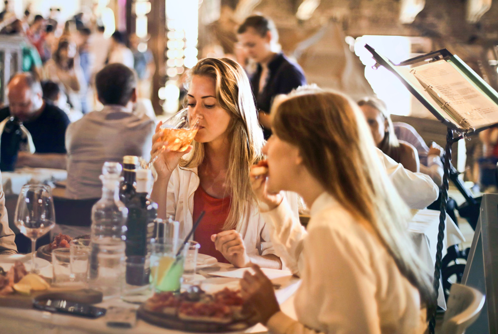 Due ragazze all'aperitivo in centro