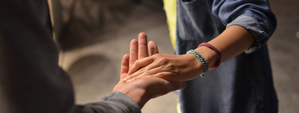 Due persone si tendono la mano