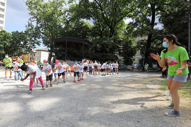 Bambini con animatrice in attività al Centro estivo