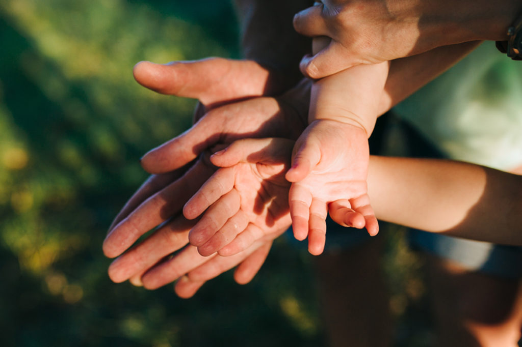 mani adulti e bambini