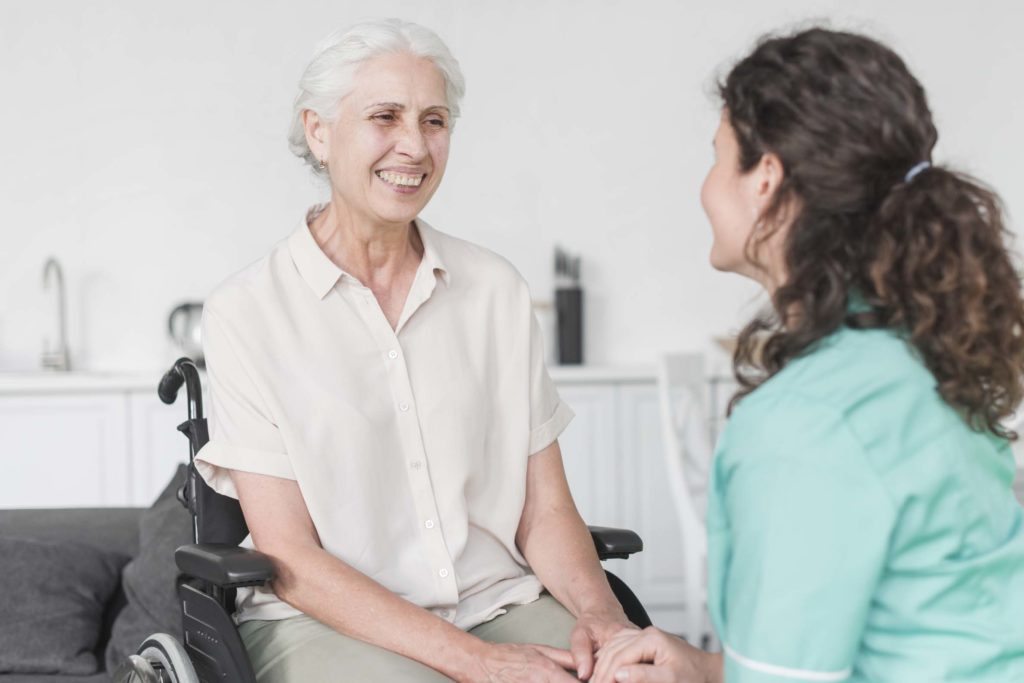 Donna anziana e assistente domiciliare sorridenti